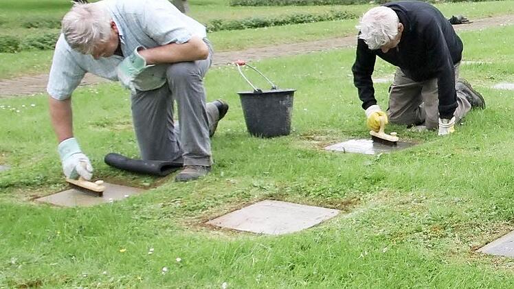 2016: Einsatz der Reservistenkameradschaft Großwenkheim auf dem französichen Sodatenfriedhof Noyers in Frankreich. Foto: pz