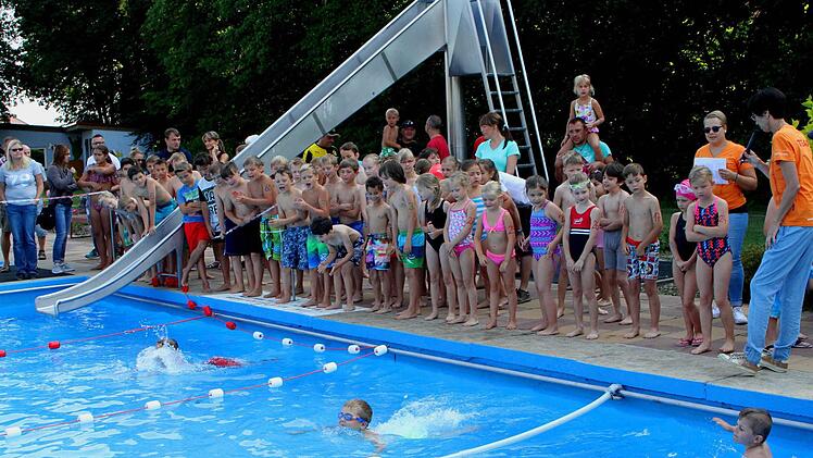 Begeisterung herrschte auch im Schwimmbad beim "Kinderathlon".