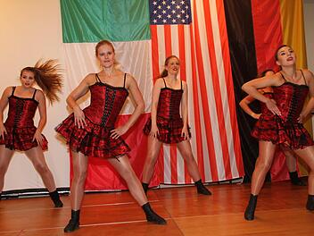 Mit einer eigenen Choreografie für jede Partnerstadt erfreuten die Schülerinnen des Ballettstudios Doris Diroll die Gäste. Foto: Gerda Völk