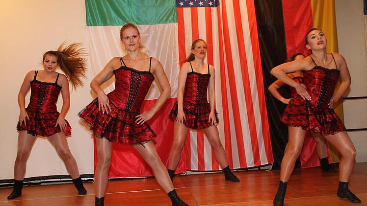 Mit einer eigenen Choreografie für jede Partnerstadt erfreuten die Schülerinnen des Ballettstudios Doris Diroll die Gäste. Foto: Gerda Völk