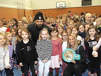 Ünsal Arik und Nikki Adler (vorne) mischten sich unter die Hallerndorfer Schüler.  Foto: Mathias Erlwein