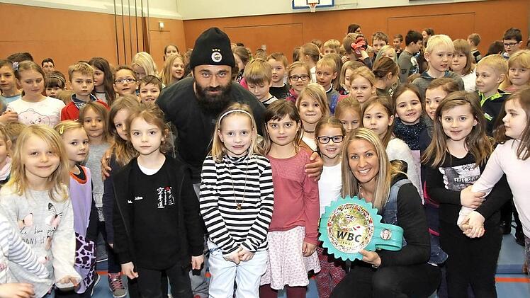 Ünsal Arik und Nikki Adler (vorne) mischten sich unter die Hallerndorfer Schüler.  Foto: Mathias Erlwein