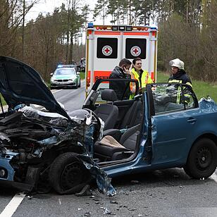 Golf kollidiert mit Traktor: 49-Jährige schwer verletzt