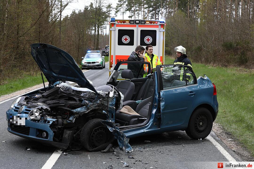 Golf kollidiert mit Traktor: 49-Jährige schwer verletzt