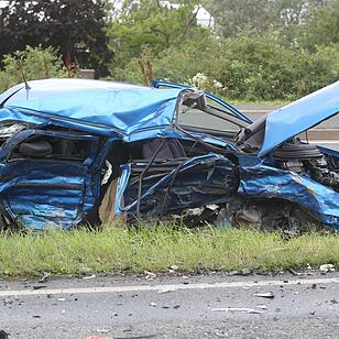 Traurige Bilanz eines Verkehrsunfalls: Eine Tote und drei Schwerverletzte - Mercedes rammt frontal in Beifahrerseite von Opel