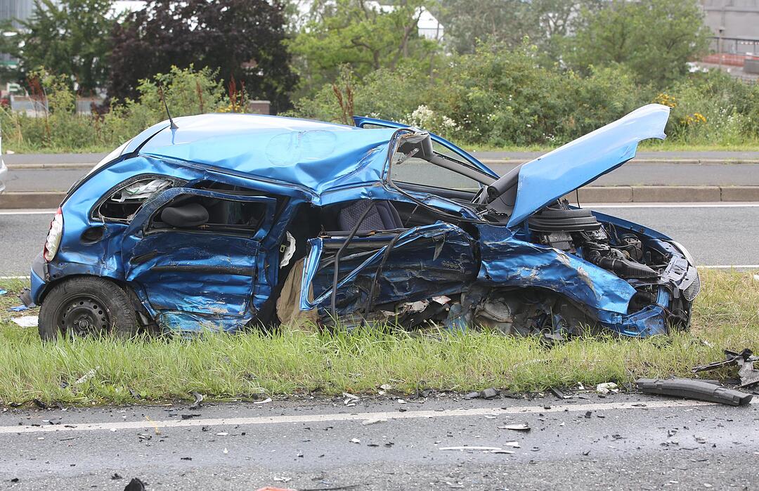 Traurige Bilanz eines Verkehrsunfalls: Eine Tote und drei Schwerverletzte - Mercedes rammt frontal in Beifahrerseite von Opel