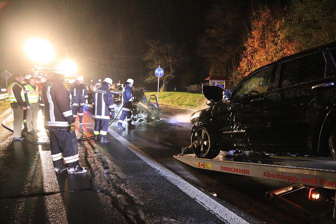 Kreis Kulmbach: Fahrzeug brennt bei Mainleus nach Frontalzusammenstoß komplett aus