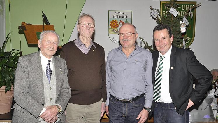 Fünf Jahrzehnte gehören Erwin Servatius, Anton Schuler, Wilhelm Hemmerich (von links) dem TSV Oerlenbach an. Zu ihrem Jubiläum gratuliert ihnen der stellvertretende Vereinsvorsitzende Reiner Borst.  Foto: Peter Klopf