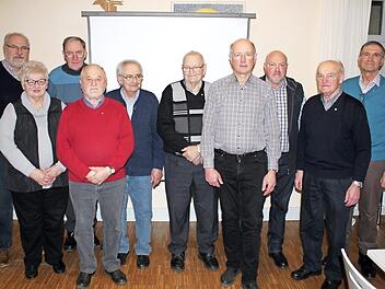 Bei der Ehrung (hintere Reihe von links): Roland Kauper, Franz Zenk, Josef Finzel, Andi Endres, Heinrich Popp und Johann Spörlein. Vorne von links: Marianne Bernard, Oskar Götz, Georg Schmittschmitt und Peter Schonath Foto: privat