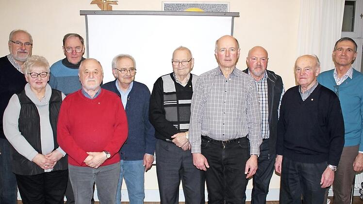 Bei der Ehrung (hintere Reihe von links): Roland Kauper, Franz Zenk, Josef Finzel, Andi Endres, Heinrich Popp und Johann Spörlein. Vorne von links: Marianne Bernard, Oskar Götz, Georg Schmittschmitt und Peter Schonath Foto: privat