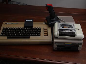 Ein C64 mit Floppy, dem Diskettenlaufwerk "Datasette" und einem JoystickFoto: Konrad Breunig
