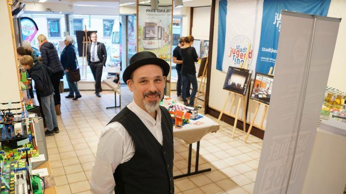 Christian Kohlert, stellvertretender Geschäftsführer der Geschäftsstelle des Stadtjugendrings, bei der Ausstellungseröffnung im "ex-Pfeiffer".   Foto: Pascale Ferry