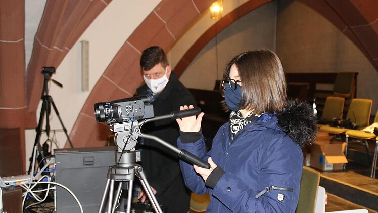 Markus Schneider und Magdalena Brendan stehen auf der Empore vor den Geräten. Foto: Hilmar Ruppert