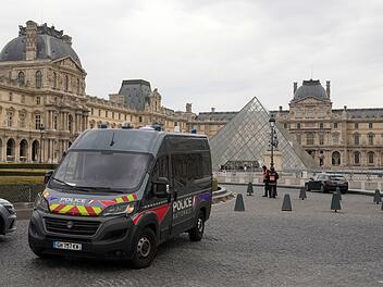 Raub&uuml;berfall auf Louvre in Paris