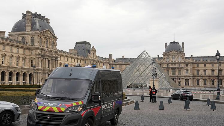 Raub&uuml;berfall auf Louvre in Paris