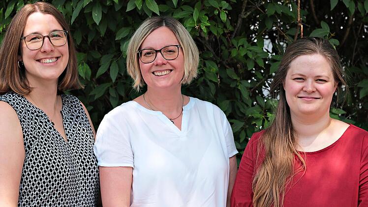 Pfarrerin Esther Goldammer, Alexandra Ludwig und Hanna Kurz-Schneider (von links) haben die Tasche mit Materialien f&uuml;r trauernde Kinder entwickelt. Arnica M&uuml;hlendyck