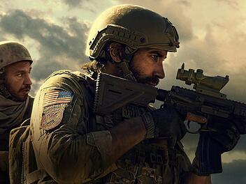 In "Guy Ritchie's Der Pakt" k&auml;mpfen der US-Sergeant John Kinley (Jake Gyllenhaal, rechts) und der Dolmetscher Ahmed (Dar Salim) mitten im Afghanistankrieg gemeinsam ums &Uuml;berleben.