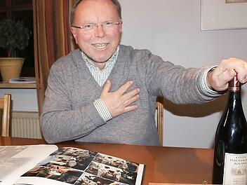 Nein, Winfred Bogdahn singt auf diesem Bild nicht die Marseillaise. Aber er hat ein Herz für Frankreich, seine Weine und Kultur. Und für die Freundschaft zweier Städte, die auch dem Èlysée-Vertrag zu verdanken ist. Foto: Markus Häggberg