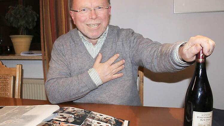 Nein, Winfred Bogdahn singt auf diesem Bild nicht die Marseillaise. Aber er hat ein Herz für Frankreich, seine Weine und Kultur. Und für die Freundschaft zweier Städte, die auch dem Èlysée-Vertrag zu verdanken ist. Foto: Markus Häggberg