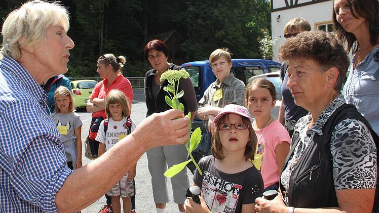 Nicht nur die Kinder stauten über das, was Renate Halwart (links) zu berichten wusste, sondern auch macher Erwachsene.