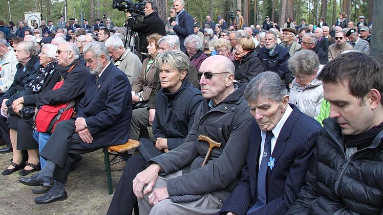 Rund 1000 Gäste, darunter nur wenige Zeitzeugen, haben die Gedenkfeier besucht. Zweiter von rechts Alfred Ganzleben.