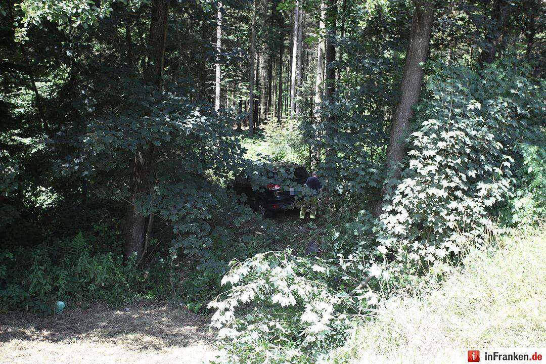 Pkw kracht in Traktor auf der B303