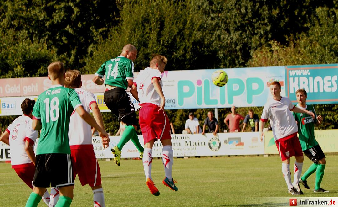 Nach diesem Anschlusstreffer von Pascal Stahl (4. von links) zum 1: 3, den der Regensburger Tobias Hoch nicht verhindern konnte, keimte noch einmal Hoffnung bei den Sandern auf; von links Ali Odabas und Dominic Leim.