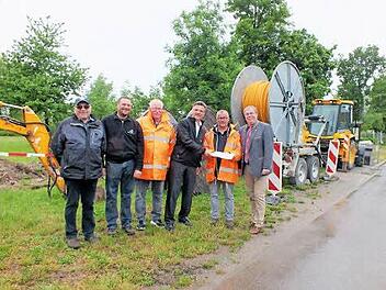 Den Spatenstich für den Breitbandausbau nahmen vor: Edgar und Holger Eichhorn von der ausführenden Firma Eichhorn, Gustl Schneider, Geschäftsführer der Planungsfirma Schneider Networkservice GmbH (SNG), Klaus Markert, Vertriebs-Leiter der Telekom sowie SNG-Projektleiter Roland Mahr und Bürgermeister Bernhard Ruß Foto: A. Beuerlein