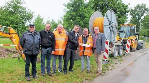 Den Spatenstich für den Breitbandausbau nahmen vor: Edgar und Holger Eichhorn von der ausführenden Firma Eichhorn, Gustl Schneider, Geschäftsführer der Planungsfirma Schneider Networkservice GmbH (SNG), Klaus Markert, Vertriebs-Leiter der Telekom sowie SNG-Projektleiter Roland Mahr und Bürgermeister Bernhard Ruß Foto: A. Beuerlein