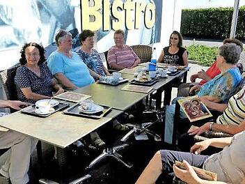 Organist Davide Pusterla war bei der Kaffeerunde der Frauen, die die Kirche in Adelsdorf sauber halten, mit dabei. Der Pfarrer musste bereits zum nächsten Termin aufbrechen.  Foto: Johanna Blum