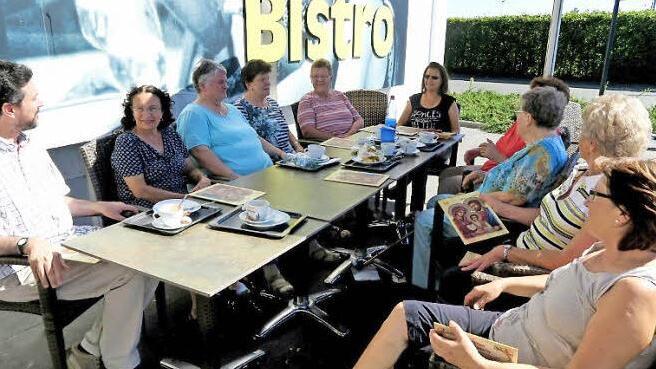 Organist Davide Pusterla war bei der Kaffeerunde der Frauen, die die Kirche in Adelsdorf sauber halten, mit dabei. Der Pfarrer musste bereits zum nächsten Termin aufbrechen.  Foto: Johanna Blum