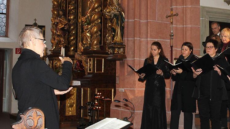 Der Eberner Kammerchor unter Leitung von Ulrike Zeidler.