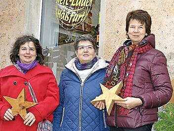 Der elfte lebendige Adventskalender des ökumenischen Vereins Bibelwelten startet am 1. Dezember in Haßfurt an der Stadthalle. Das Organisationsteam mit Antje Eickhoff, Luise Schirmer und Brigitte Amthor (von rechts) freut sich auf viele Teilnehmer. Foto: Sabine Weinbeer