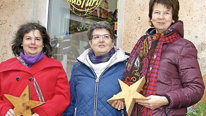 Der elfte lebendige Adventskalender des ökumenischen Vereins Bibelwelten startet am 1. Dezember in Haßfurt an der Stadthalle. Das Organisationsteam mit Antje Eickhoff, Luise Schirmer und Brigitte Amthor (von rechts) freut sich auf viele Teilnehmer. Foto: Sabine Weinbeer