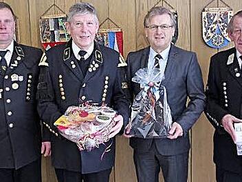 Verabschiedet wurde das langjährige Beiratsmitglied Jürgen Zoller (von links): Knappenvorsitzender Heiko Eisenbeiß, Jürgen Zoller, Bürgermeister Rainer Detsch und Beiratsmitglied Reinhard Hertel (Reichenbach).  Foto: gf