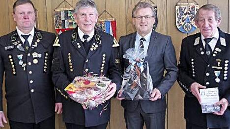 Verabschiedet wurde das langjährige Beiratsmitglied Jürgen Zoller (von links): Knappenvorsitzender Heiko Eisenbeiß, Jürgen Zoller, Bürgermeister Rainer Detsch und Beiratsmitglied Reinhard Hertel (Reichenbach).  Foto: gf