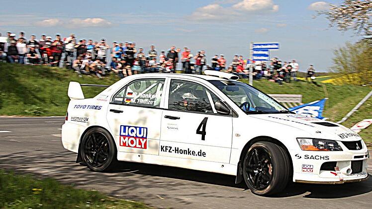 Reinhard Honke und Michael Heinze fuhren vor großer Zuschauerkulisse an der Kreuzkapelle Sulzthal im Mitsubishi Lancer Evo auf den zweiten Gesamtrang.