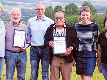 Ehrung f&uuml;r 40-j&auml;hrige Mitgliedschaft in der CSU mit (von links): Europaabgeordnete Monika Hohlmeier, Gerhard Popp, CSU-Kreisvorsitzender Christian Mei&szlig;ner, Gerd Habermann, Bundestagsabgeordnete Emmi Zeulner und die Reundorfer CSU-Ortsverbandsvorsitzende Edith G&uuml;thlein Foto: Aklfred Thieret