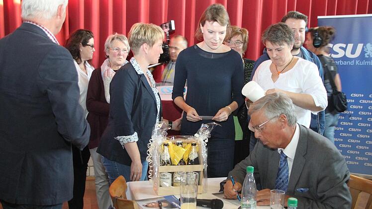 Seine Unterschrift war gefragt: Wolfgang Bosbach nahm sich für die Ludwigschorgaster Zeit.  In der Mitte ist MdB Emmi Zeulner zu sehen.
