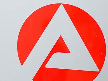 Passanten vor einer Bundesagentur. Die Zahl der Jobsucher in Bayern ist wieder gesunken.  Julian Stratenschulte, dpa