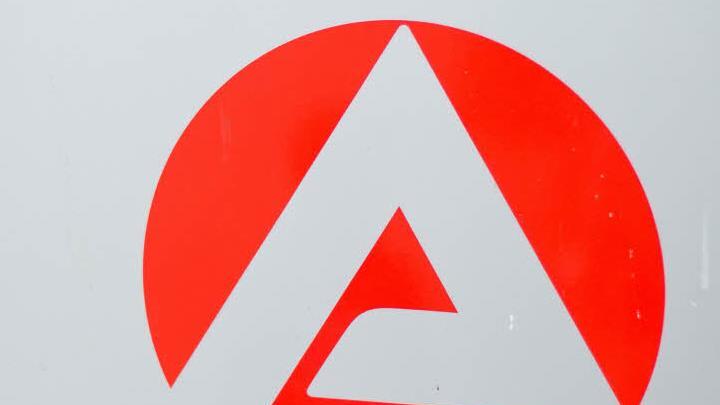 Passanten vor einer Bundesagentur. Die Zahl der Jobsucher in Bayern ist wieder gesunken.  Julian Stratenschulte, dpa