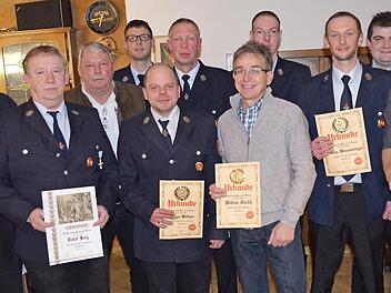 Die für 20 bis 40 Jahre Mitgliedschaft geehrten Mitglieder zusammen mit der Führungsriege der Trainauer Feuerwehr sowie Kreisbrandmeister Tobias Winterbauer und Bürgermeister Christian Mrosek (Erster und Dritter von links) Foto: Thomas Micheel