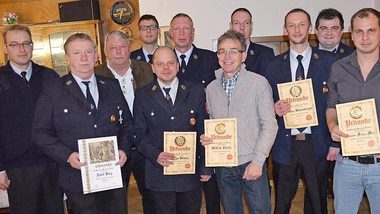 Die für 20 bis 40 Jahre Mitgliedschaft geehrten Mitglieder zusammen mit der Führungsriege der Trainauer Feuerwehr sowie Kreisbrandmeister Tobias Winterbauer und Bürgermeister Christian Mrosek (Erster und Dritter von links) Foto: Thomas Micheel