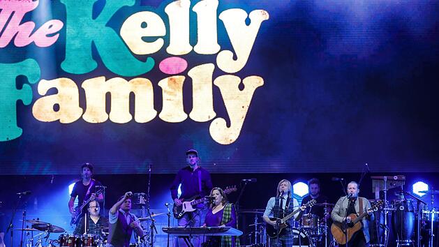 Die Kellys am Freitagabend in Coburg   auf der B&uuml;hne - da h&auml;lt es keinen einzigen Zuschauer mehr auf seinem Sitz.Matthias Hoch