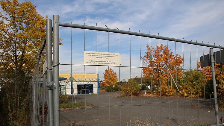 Die Tage des ehemaligen Edeka-Marktes am Greiendorfer Weg in Höchstadt sind gezählt. Auf dem Areal sind 32 Reihenhäuser geplant.  Foto: Andreas Dorsch