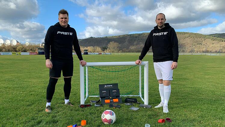 Pascal Kümmert (links) und Stefan Niedermeier präsentieren ihre Produktpalette. Foto: paste