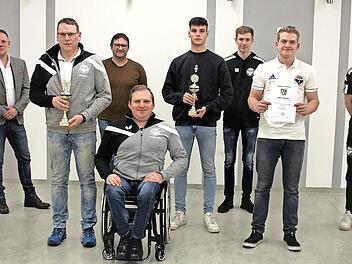 Stolz präsentieren die Spieler und Trainer die Trophäen; im Bild (von links) Dritter Bürgermeister Thomas Reißig, Zweiter Bürgermeister Frank Hauck, Michael Schneider und Sebastian Kotschenreuther (Tischtennis), SV-Kassier Daniel Keim, Bastian Reißig, Bastian Hoderlein, Jonas Kaiser, Trainer Lukas Wich (alle B-Junioren) und Bürgermeister Gerhard Wunder