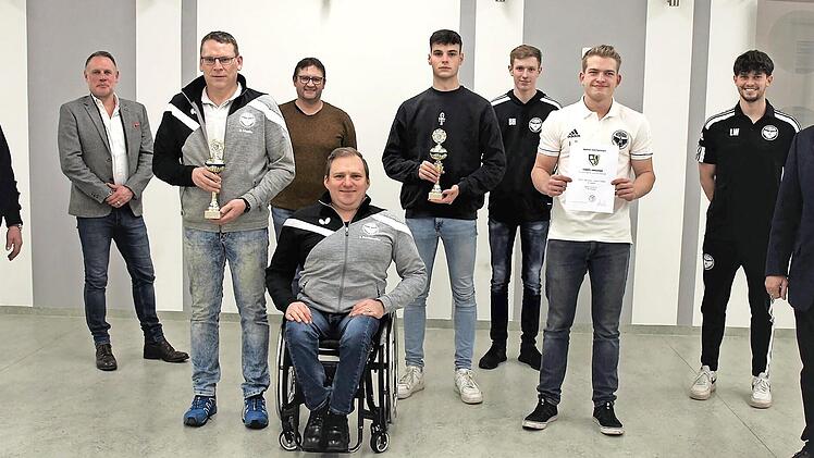 Stolz präsentieren die Spieler und Trainer die Trophäen; im Bild (von links) Dritter Bürgermeister Thomas Reißig, Zweiter Bürgermeister Frank Hauck, Michael Schneider und Sebastian Kotschenreuther (Tischtennis), SV-Kassier Daniel Keim, Bastian Reißig, Bastian Hoderlein, Jonas Kaiser, Trainer Lukas Wich (alle B-Junioren) und Bürgermeister Gerhard Wunder