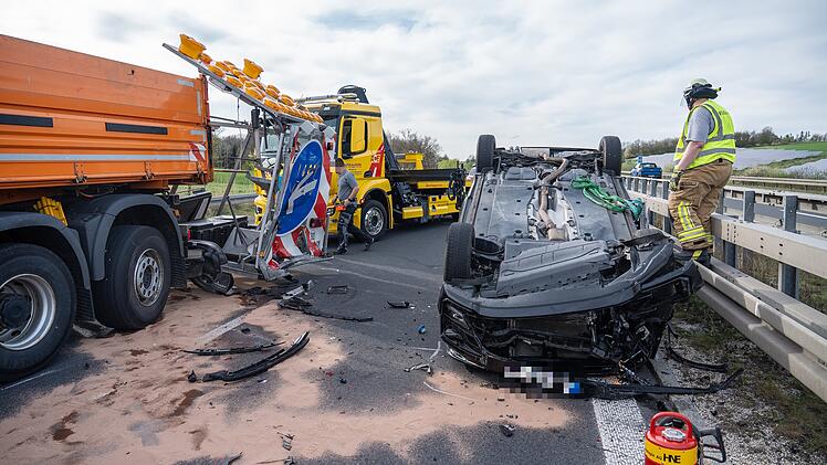 Schwerer Crash auf Autobahn: Auto überschlägt sich nach Kollision mit Absicherungsanhänger