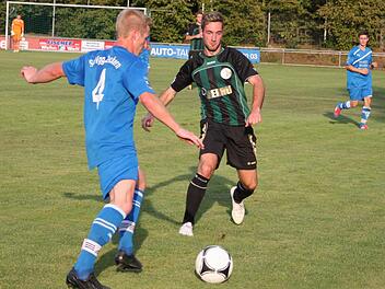 Gästestürmer Oliver Seybold (rechts) versucht in dieser Szene, Johannes Göpfert vom Ball zu trennen. Fotos: Johannes Höllein